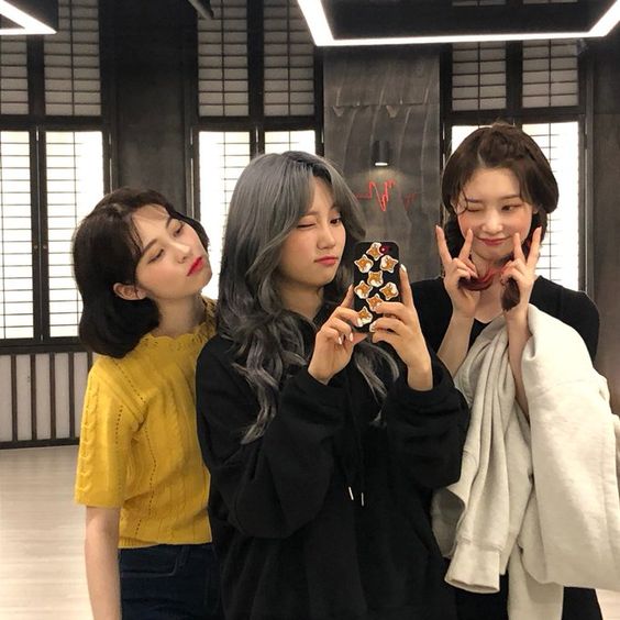 Tips 1 :远离边缘区 为了把所有人都拍进画面里集体合照时可能会开拉宽功能,后期修图时边缘位置也很容易修到有点变形~所以合照时尽量避开台边缘的位置,以免显得脸大、变形。