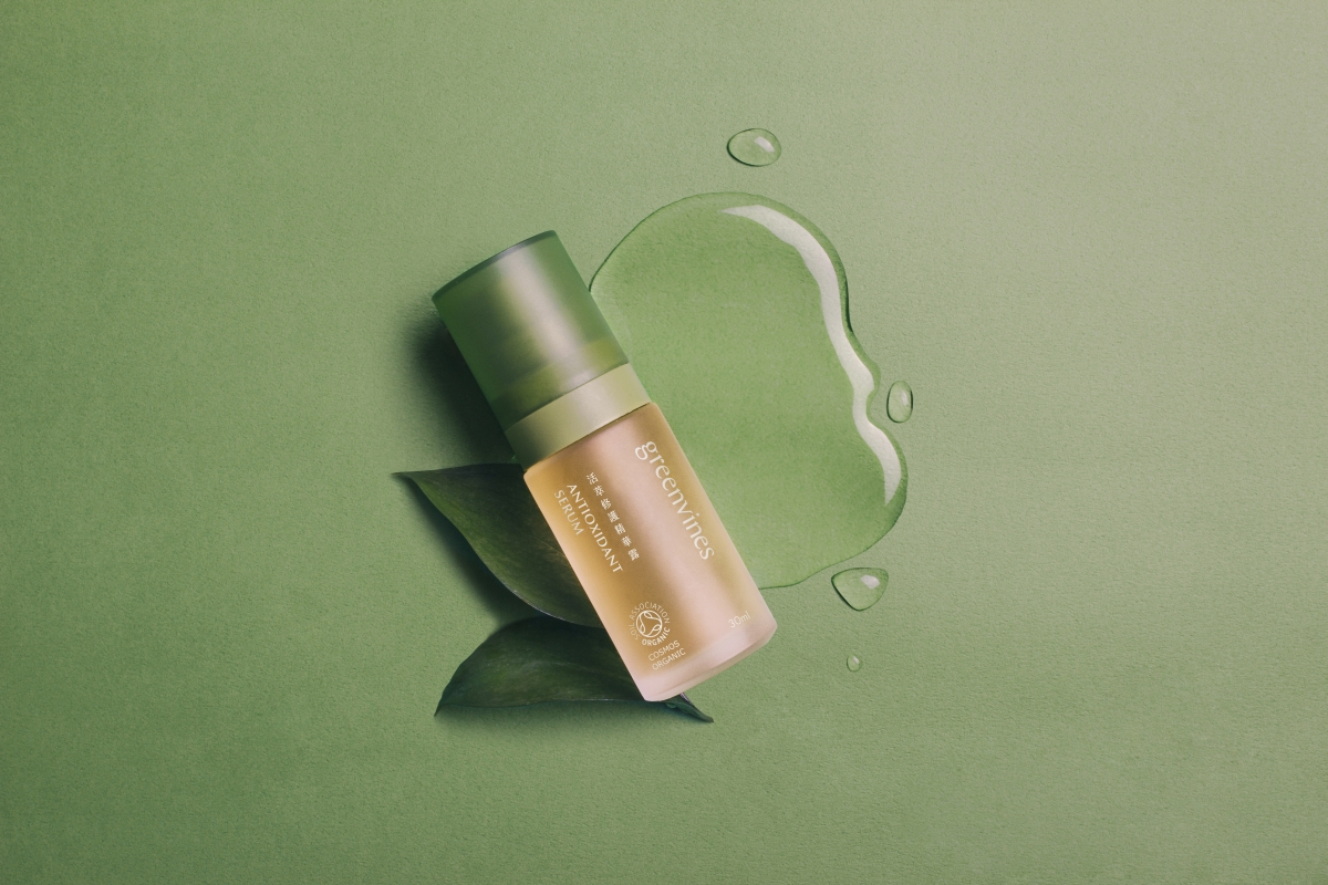 其中蕴含的活萃青花椰苗成分是国际认可的抗老化植物，可以对抗肌肤老化以及缓解肌肤疲劳与暗沉问题。