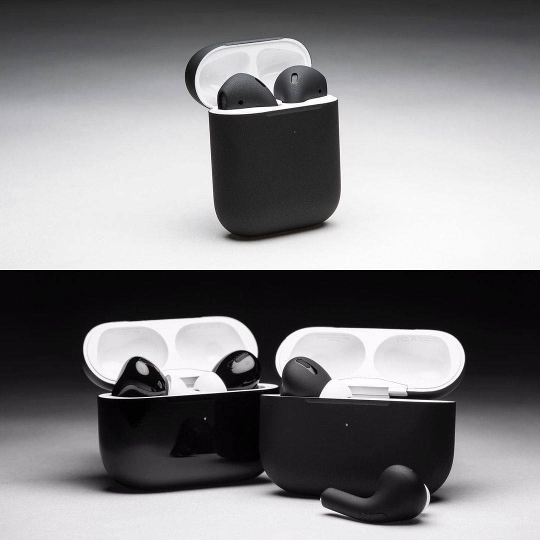 Apple素来的产品黑色表面皆以亮面感质地为主,又或是选用比较接近太空灰和深蓝的黑色系。如果上述新色专利权属实,相信不久的将来消费者即可看到全新高级雾面黑色iPhone、iPad、AirPods和MacBook系列登场!黑色控们记得准备好荷包屏息以待啦~(笑)