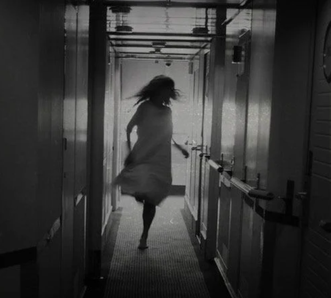 常见恶梦场景和其中含义(四):梦见自己一直在同一个陌生空间里走不出去 意味着你近期对于「自己到底是个怎样的人」存在蛮多疑问,你渴望更加了解真实的自己;近期的你很可能对未来有点迷茫找不到方向;建议先放松心情、好好冷静下来进行思考,很多时候着急着摸索出答案反而心底完全没谱,慢慢来反而比较快哟~此外梦见自己一直在陌生环境里迷路,也有着潜意识里害怕孤独、担心失去依靠的寓意。