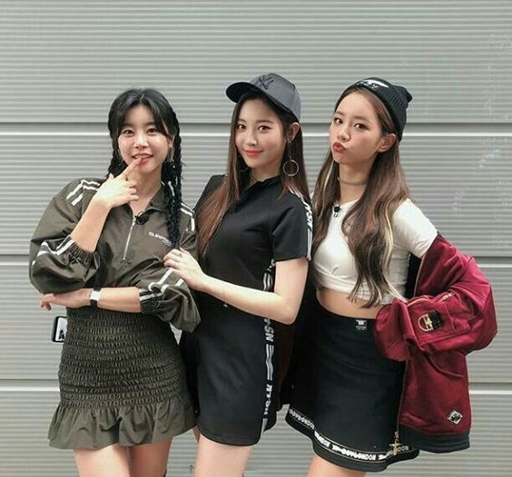 Tips 4 :完美侧脸杀 这边指的侧脸并不是完全的侧脸~稍微3/4侧一点的角度在合照中会更显脸小,照出来的效果下颌线条、鼻梁都会明显更精致好看,稍微侧身也有助修饰身型。头发的部分,可以将侧脸比较好看的一侧头发往耳后塞,另一侧自然散落稍微修饰脸型。