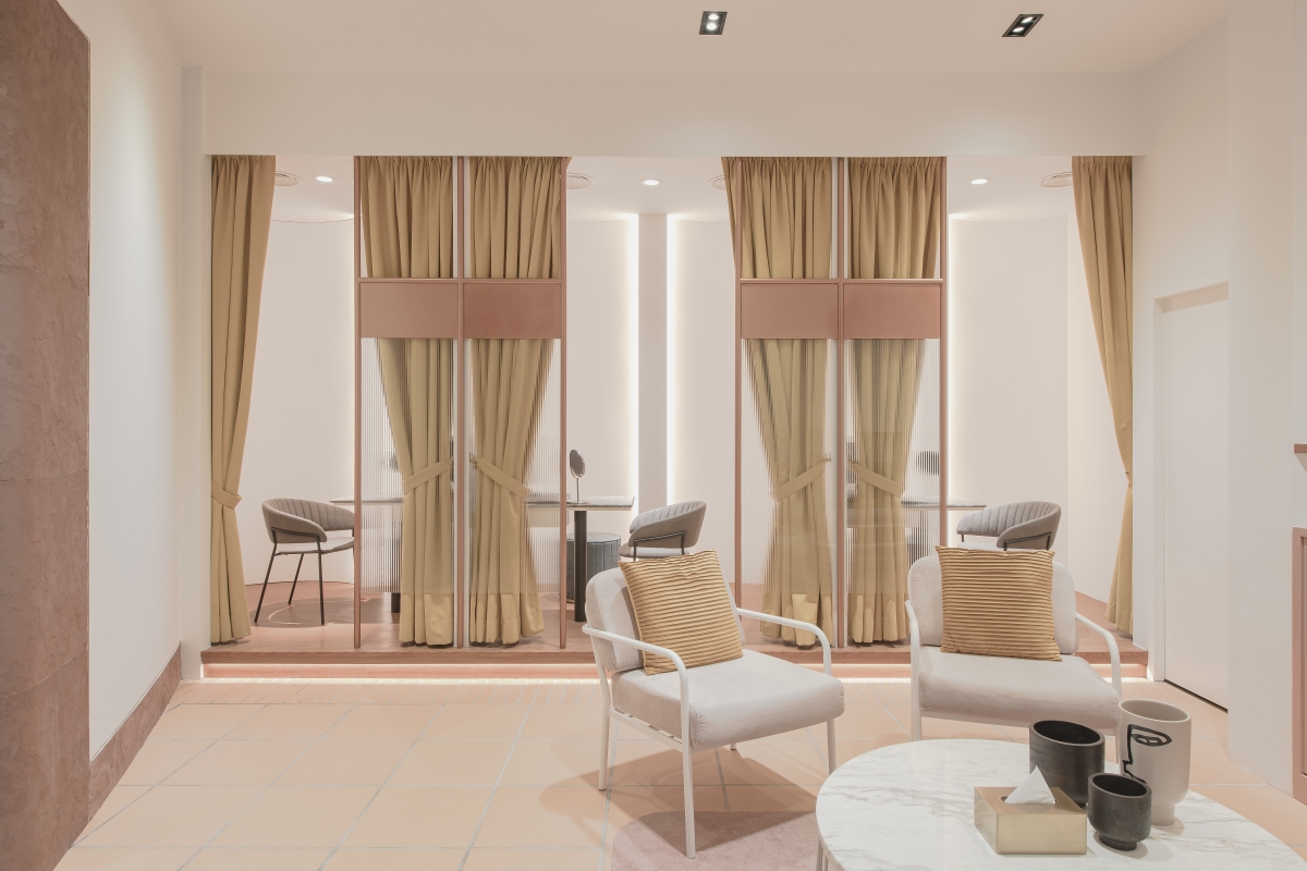 VENUSDE品牌代言人可晴表示:「对我而言VENUSDE对于美的体现,是极简的、是清新自然的;这正是我这位美容护肤爱好者所追求的!我特别期待接下来和这个自己一直很喜欢的品牌合作,一起向世界分享 VENUSDE倡导的品牌理念,以及对自然美的追求。」 此外 VENUSDE也承诺,会一直秉承品牌理念不遗余力打造创新产品与美容护理方案,满足亚洲各地消费者们的需求、携手与你在求美的路上璀璨绽放! ▲ 清新柔美室内氛围、简约雅致的环境,让人一踏入中心即感受到身心灵放松~