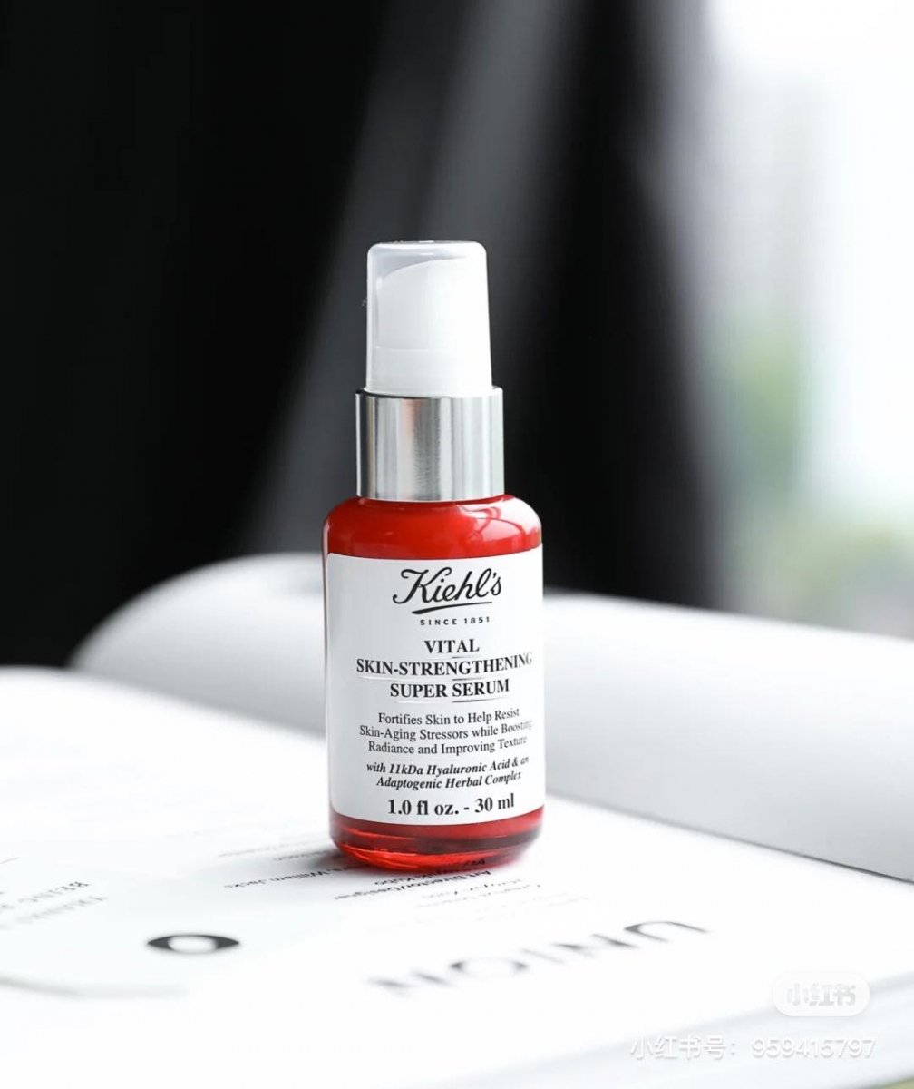 Kiehl's 元气弹精华 Vital Skin-Strengthening Super Serum 宋茜女神也推荐的这款「元气弹精华」质地清透无负担感、很好导入肌肤被吸收,敏感肌和油皮也能放心使用。其中蕴含的11kDa超分子玻尿酸、3重植物适应源可以帮助强效维稳及修护初老,快速吸收直达肌底增强皮肤抵御力、回弹力和代谢能力;尤其适合熬夜党们用来给肌肤「补元气」,同时也是对抗肌肤初老症状的「冻龄少女肌必备」。 使用期间不妨搭配宋茜女神推荐的按摩方法:首先用指腹全脸按压式以及按摩促进精华导入,之后用虎口针对法令纹位置进行由内往外稍微向上提拉的按摩。最后双手在下颌线位置进行上提式按摩塑形V脸。