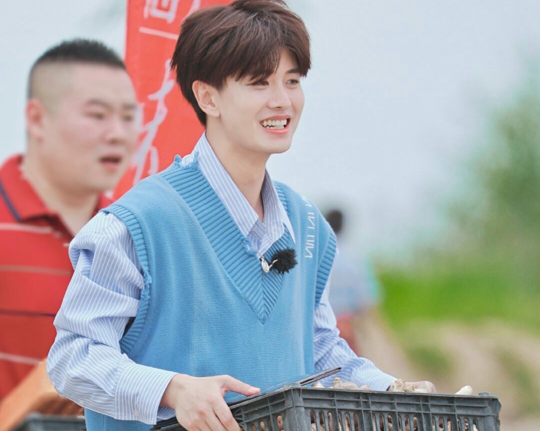 Top 5 :任嘉伦 说到2020霸屏男神,相信大部分观众脑海中浮现的都是他 -任嘉伦!今年他一连播出的《锦衣之下》、《秋蝉》和《暮白首》都大受好评,和张钧甯领衔主演的都市缉毒剧《不说再见》未播出便已经收获影视剧奖项,有传本月底或明年年头会定档。 月前他刚从《一生一世》剧组杀青后火速二搭白鹿主演古代前世篇《长安如故》,光看这个CP组合以及前世今生故事线就极度期待啊~