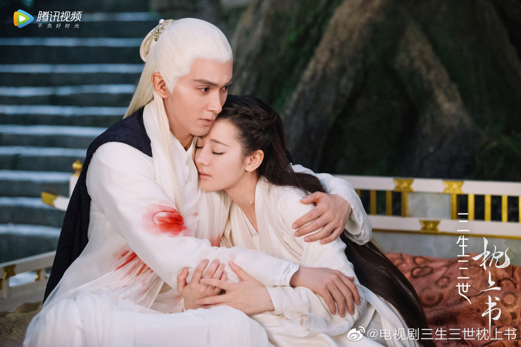 TOP 2 :《三生三世枕上书》| 领衔主演:高伟光、迪丽热巴(热度指数 3698) 年度播放量超狂突破80亿的《三生三世枕上书》无论海内外观众都大爱!无论是剧中经历三世虐恋的东华帝君和凤九,还是其他副线角色都很受欢迎;加上整体表现精湛的服化道、特效和剧情铺排,让不少原著党和剧迷们都给出了很棒的评价!