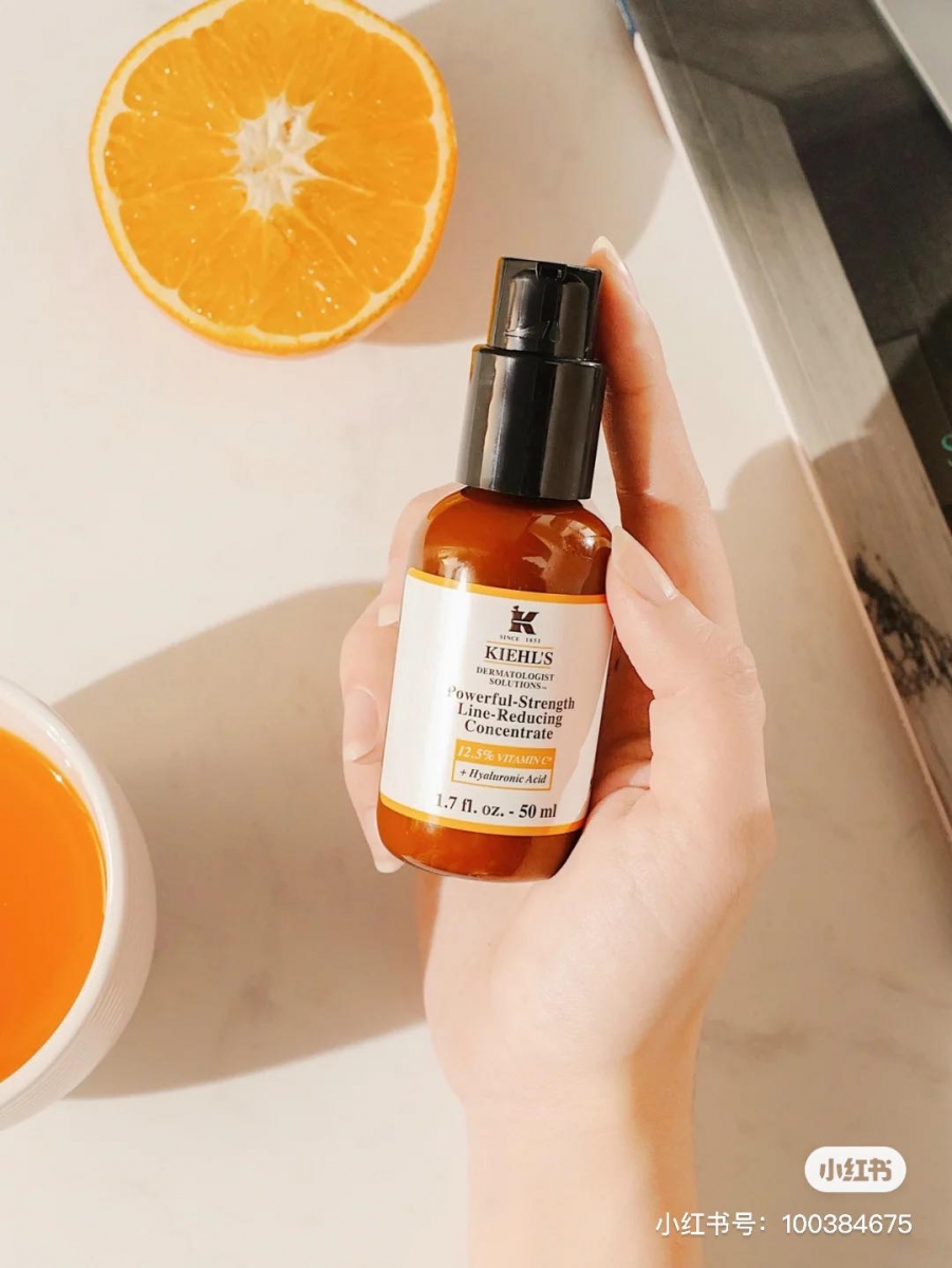 Kiehl's 维C精华乳 Powerful-Strength Line-Reducing Concentrate 紧致肌肤、激活胶原蛋白,12.5%双重维C和小分子玻尿酸,可以很好改善肌肤松弛、细纹越来越多、法令纹明显等肌肤初老症状,可以促进胶原蛋白再生和抗氧化、紧致肌肤,CP值很高的一款。欧尼推荐使用时着重提拉按摩下颌线位置,紧致轮廓的效果肉眼可见。