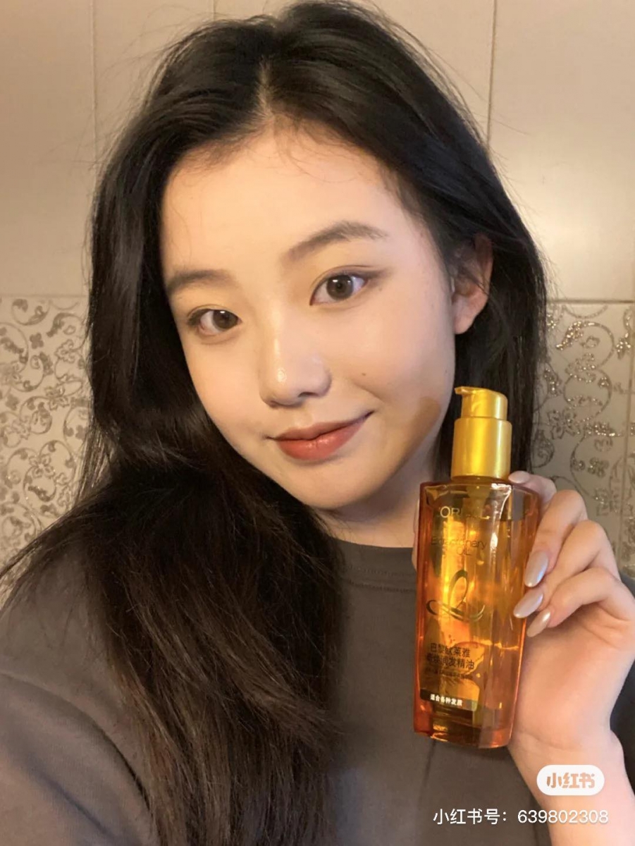 L'Oreal Paris Elseve Extraordinary Oil Hair Treatment Set - Gold 小金瓶护发精油 大家应该都听说过大名鼎鼎的小金瓶护发油吧（笑）湿发和干发都能使用的这款平价大碗护发精油，味道是好闻的花香味；使用一段时间可以感受分叉、炸毛、干枯等头发问题获得改善。头发洗完吹至半干后，挤出一泵精油抹在发尾和头发中段，细分子很好吸收、不油腻，吹干头发后发丝特别柔顺还有天使光泽～ >> 双十二买一送一 RM44.50（2x100ml ）【点击查看促销详情】