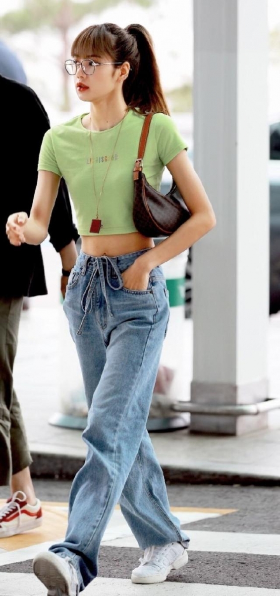 总结来说,LISA、泫雅、Jennie等穿搭达人的私服穿搭基本都会出现的「阔腿裤」实穿性高,而且几乎所有身型腿型都合适~中高腰款延长腿部线条的同时还巨显瘦呢!紧身版型、太高腰或太低腰的版型则比较挑人,大家记得慎选以免踩雷哦~