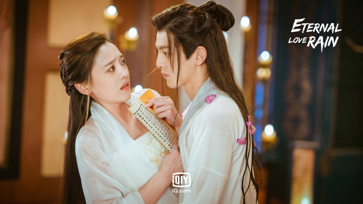 # 看点1:玄幻「人龙恋」甜虐故事设定,保证一入坑就欲罢不能! 《倾世锦鳞谷雨来》故事改编自爱奇艺文学云腾计划小说《大唐奇案集》,讲述龙族二皇子宁修睿(王润泽 饰)将龙族至宝「逆鳞」交给了渔村少女锦儿缓解村中旱情;不料逆鳞与锦儿同时消失!宁修睿因结界无法归海,只能流离人间继续寻找逆鳞和锦儿踪迹。500年后已成为大学士的他察觉逆鳞现世,但持有者已不再是锦儿,而是如今的落魄千金苏音音(何花 饰)。 充满奇遇与冒险的悱恻恋情在宁修睿和苏音音二人之间悄然拉开序幕,而他们的命运似乎还潜藏了更大的羁绊…浪漫甜虐「人龙恋」最终能否开花结果,各种悬念将伴随故事推进一步步揭晓,保证一开追就会忍不住一口气连看十几集停不下来啊~