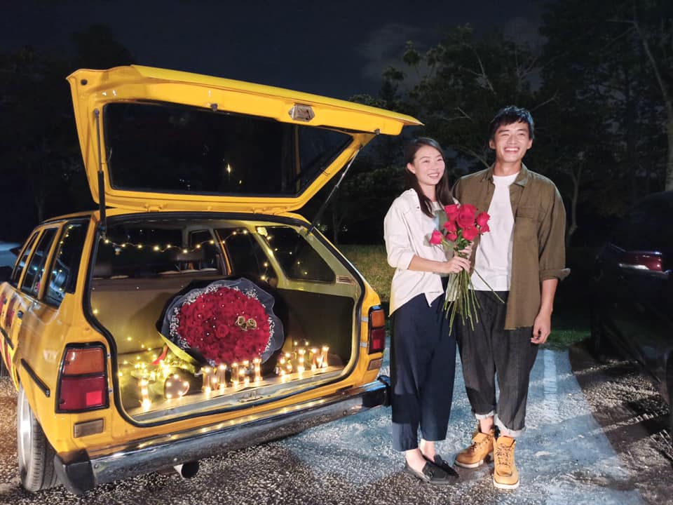 据阿哲的帖文中描述，他在俩人翻新旅行用的老车前，在至亲朋友及同事们的陪伴和帮忙下，成功给了镁鑫求婚惊喜；虽没有高贵餐厅、没有华丽服装、没有豪华车子，但相信对相爱的他们彼此而言一切都弥足珍贵 ❤️