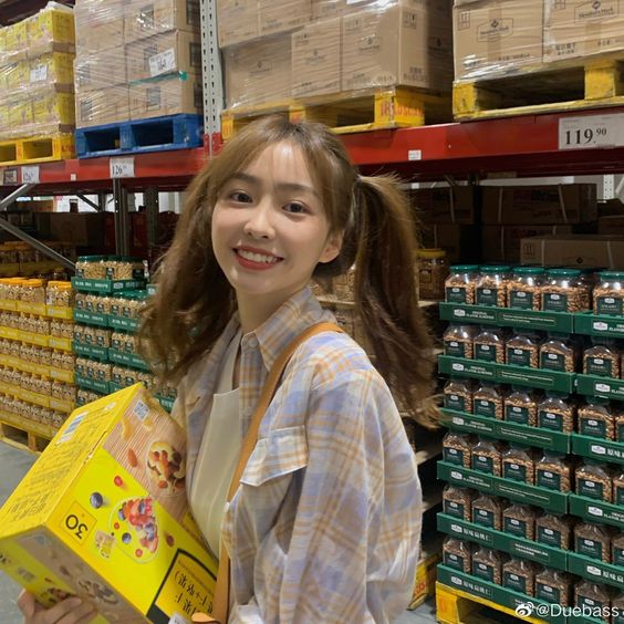 Tips 2 :避开顶光 各种法令纹、鱼尾纹在这种光线下都会暴露无遗,一定要尽量避开~