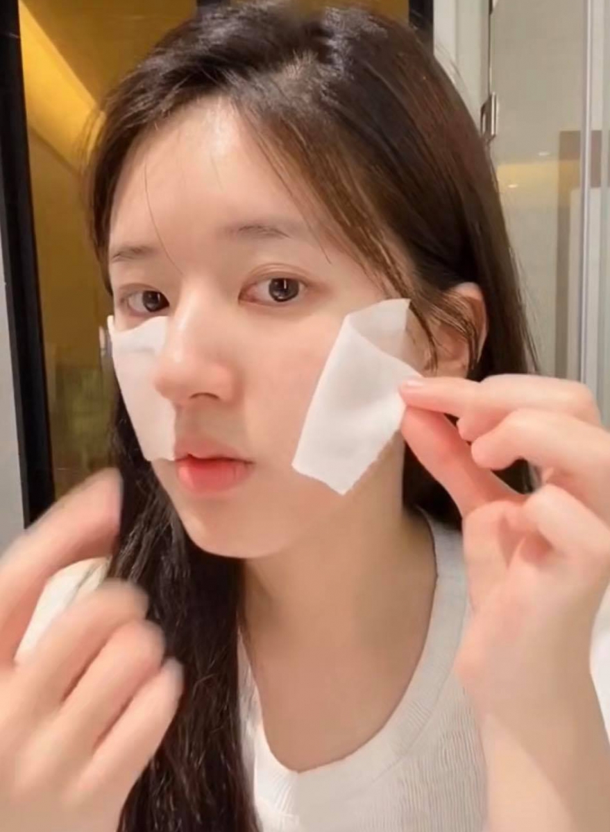 湿敷秘诀 3 :湿敷棉不要等到全干才揭掉 和敷面膜的道理一样,肌肤在密集湿敷下短时间内就能被喂饱滋养,如果等到化妆棉几乎全干才揭掉,不仅不会帮助加强保湿,反而会导致肌肤水分加速蒸发掉!湿敷建议维持在5分钟左右、化妆棉剩下5、6分湿度的时候就能揭掉。