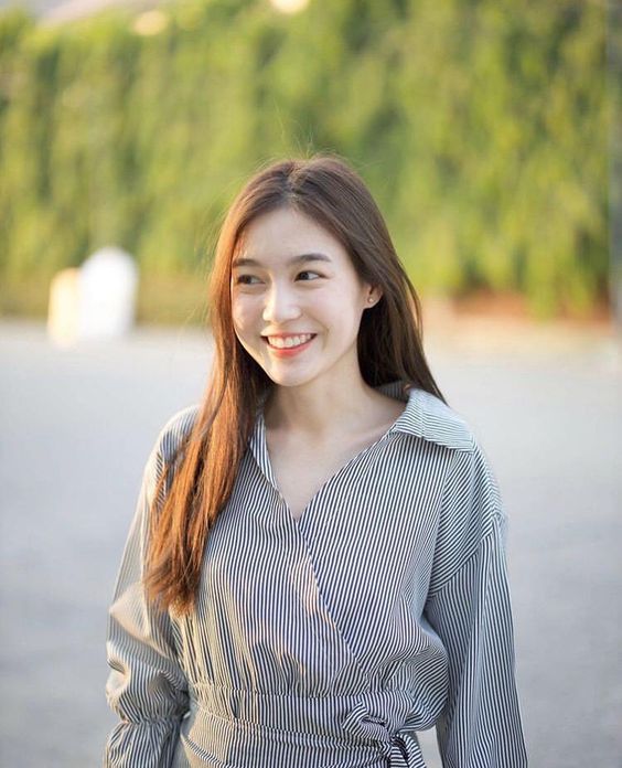 养成会发光美肌秘诀（三）：加乘焕亮保湿，肌肤瞬间水亮亮「膨」起来 具备保湿功效的面霜是女生们护肤的基础必备款，能让肌肤像喝饱水一样膨润水亮；Neutrogena® Bright Boost Brightening Gel Moisturizing Face Cream除了保湿效用以外，还添加了AHA PHA、10倍促进肌肤代谢的Neoglucosamine氨基葡萄糖，以及Accelerated Brightening Complex™ 加速亮白专利配方。让你在保湿肌肤的同时也能有效改善暗沉和肤色不均问题，真正GET水亮光感美肌！