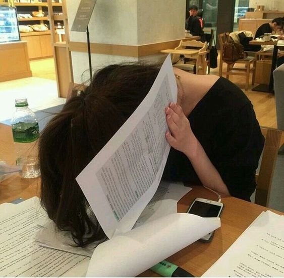 常见恶梦场景和其中含义(五):梦见自己迟到、赶不及进考场和考试不及格 类似梦境的产生很大可能源于你的身心压力,务必正视一下自己近期的学习或工作压力情况哟!如果梦见自己在考场里参加考试、或是在考试中考取了很差的成绩,者很可能说明你对于现实中的挑战还没做好准备,并且对于「失败」有着潜在恐惧。