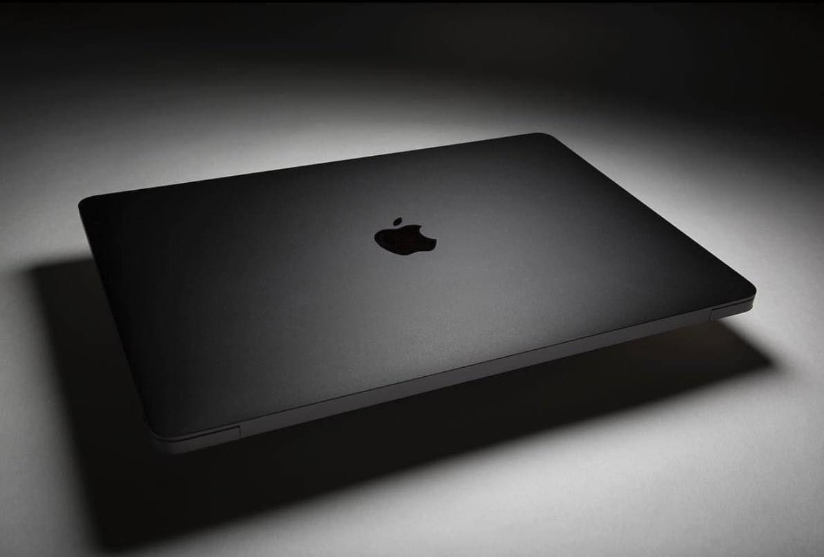 消息指出Apple的消光黑色技术专利采用了阳极氧化层技术,在钢、铝、钛等金属和金属合金材质上都适用,涂上表面后产品能呈现出「超极致哑光雾面黑色」,效果类似于Vantablack,高级感MAX!