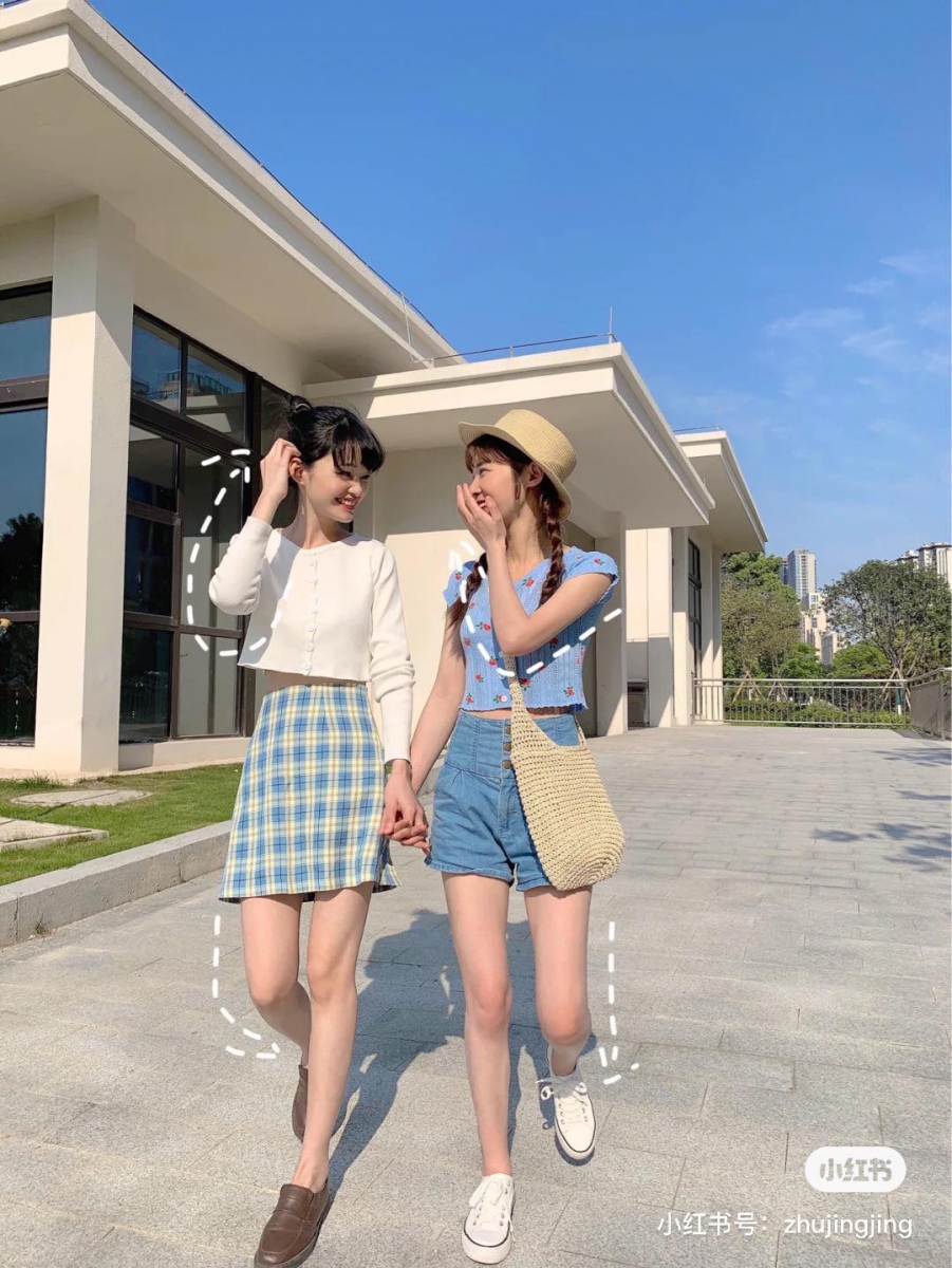 想要双双拍出现高显瘦即视感,掌握诀窍跟着这样拍准没错: