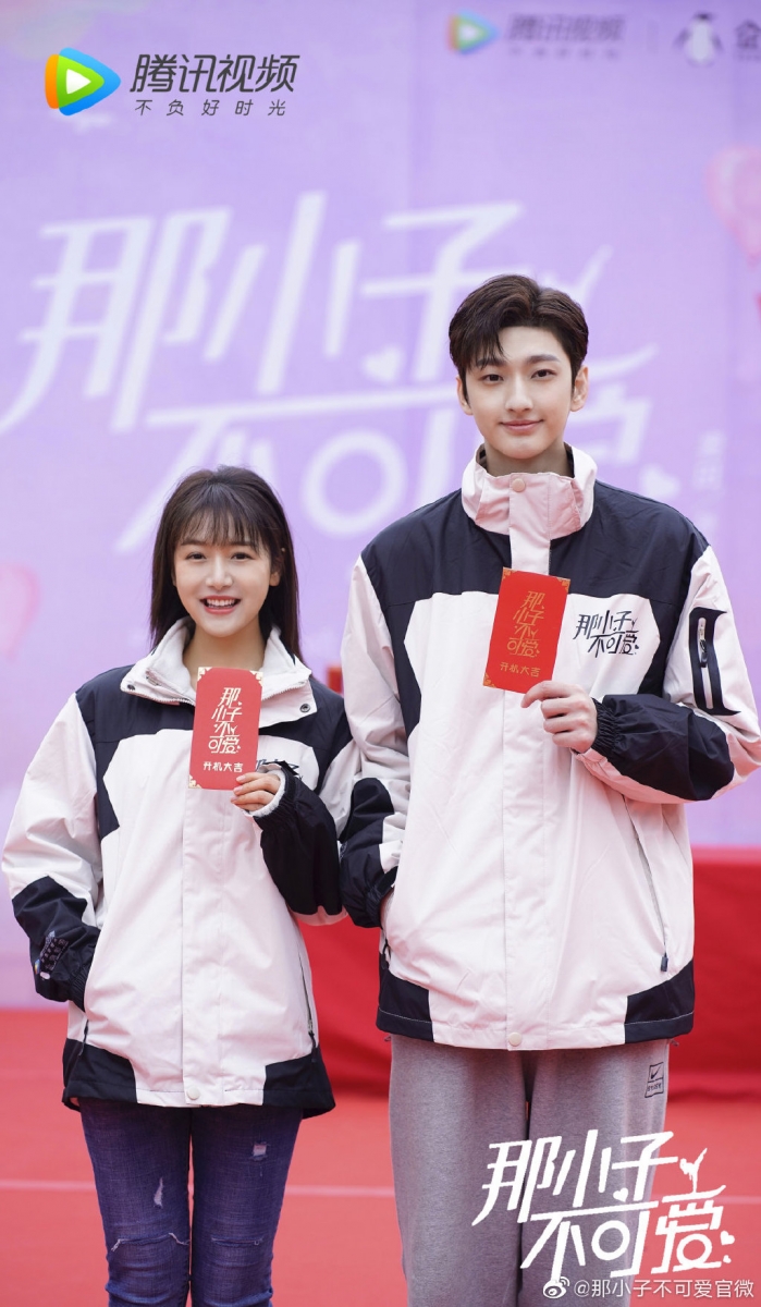 刘特、凌美仕《那小子不可爱》(已官宣) 《心动的瞬间》女主角凌美仕,以及《你成功引起我的注意了》男主角刘特官宣合作甜宠剧《那小子不可爱》,本月初已经正式开机。该剧讲述女主角苏静静偶然邂逅跑路总裁顾荣,并意外成了他的贴身保镖。顾荣为了不被爷爷抓回家里继承家业,和苏静静在苏家武馆开启了同居生活,相互治愈、共同成长。