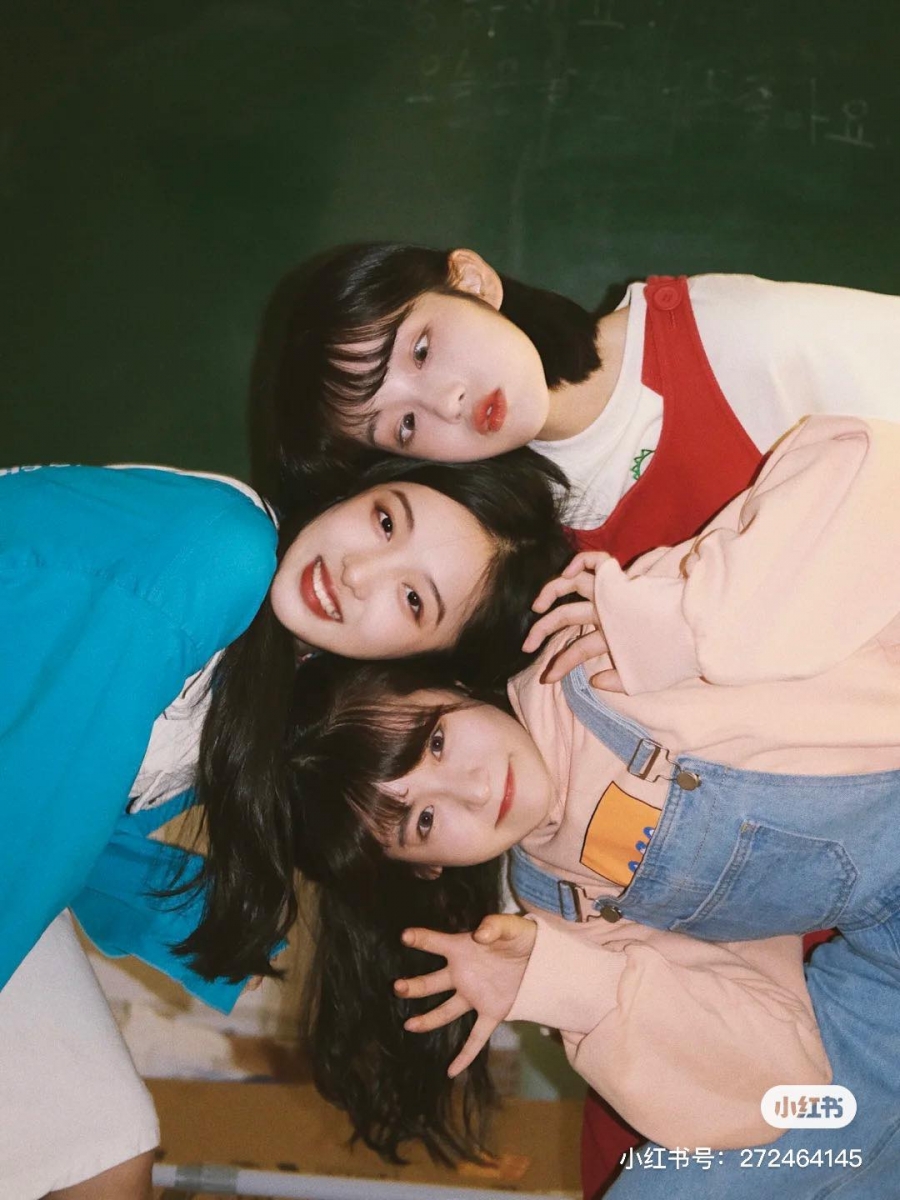 # 三人行闺蜜合照姿势参考:三位小姐妹出游或Home Party,立个自拍支架跟着一下动作摆拍,成功出片率绝对超高!