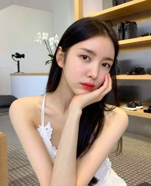 养成会发光美肌秘诀（一）：Bye Bye老废角质 紫外线、生活作息等问题容易导致肌肤代谢缓慢，引致老废角质堆积。如果没有定期把老废角质清理掉，不止毛孔无法疏通难以吸收保养品，肌肤触感也会越渐粗糙！这样一来肤色暗哑无光、上妆卡粉等恼人问题也会接踵而来。