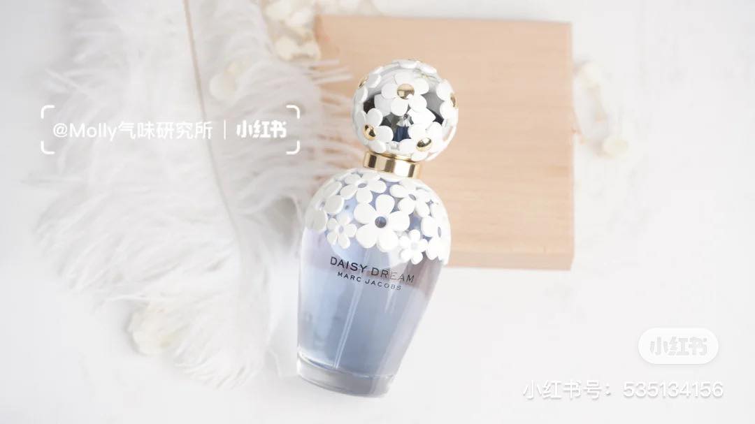 # MARC JACOBS Daisy Dream Eau de Toilette 香水瓶身被蕾丝状的小雏菊环绕,犹如湛蓝天空下被细风吹动的清新小雏菊。前调是黑莓、葡萄柚和梨,中调则是紫藤、茉莉和荔枝组成,后调有木质香、麝香和椰香,是款很有少女感、层次感花香中混着奶香调的春夏必备香氛。