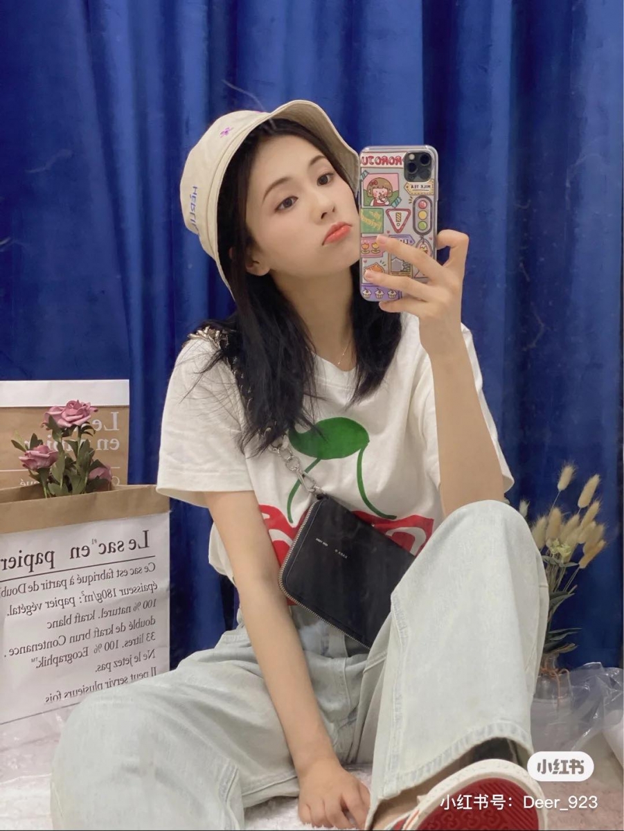 Tips 4 :眼周保养 爱笑女孩白鹿说过自己是「眼纹和黑眼圈比较重的女艺人」(笑)加上工作忙起来经常忽略眼周肌肤保养,导致拍戏上妆时容易卡纹,稍微没处理好在高清镜头下超显龄! 所以她特别提醒女生们睡前一定要注重「涂眼霜」;先将适量眼霜挤在食指指腹上,然后用双手食指和中指稍微搓揉至有点温度后,用点按方式在眼周肌肤进行涂抹和按摩。