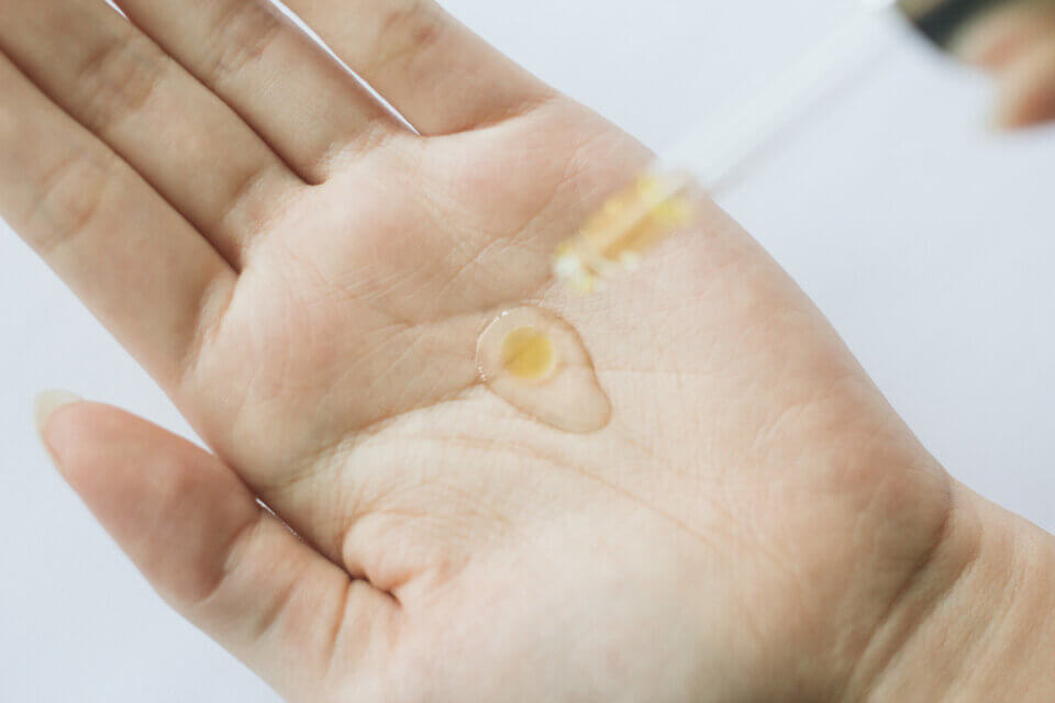 # 美编同场加映护肤TIPS ：荷包蛋保养法 相信很多Girls会好奇：脸都这么容易出油了，再用油保养不就更容易闷痘、闷出一堆肌肤问题吗？其实只要用对用量、简单透过「荷包蛋保养法」，不止可以感受到油保养绝佳保湿效力，还能将油腻感降至最低、用后感超级清爽！ 将活萃修护精华露和奇迹辣木油以 2:1 比例滴在手心里均匀混合，轻拍全脸搭配以下视频中辣木油的按摩手法，直到肌肤完整吸收即可。足够保湿还零负担的「荷包蛋保养法」，让你在用完「水+油」保养后明显感受皮肤状态越来越好；肌肤润亮感也并非流于表面，而是由内至外真正焕发健康光彩！