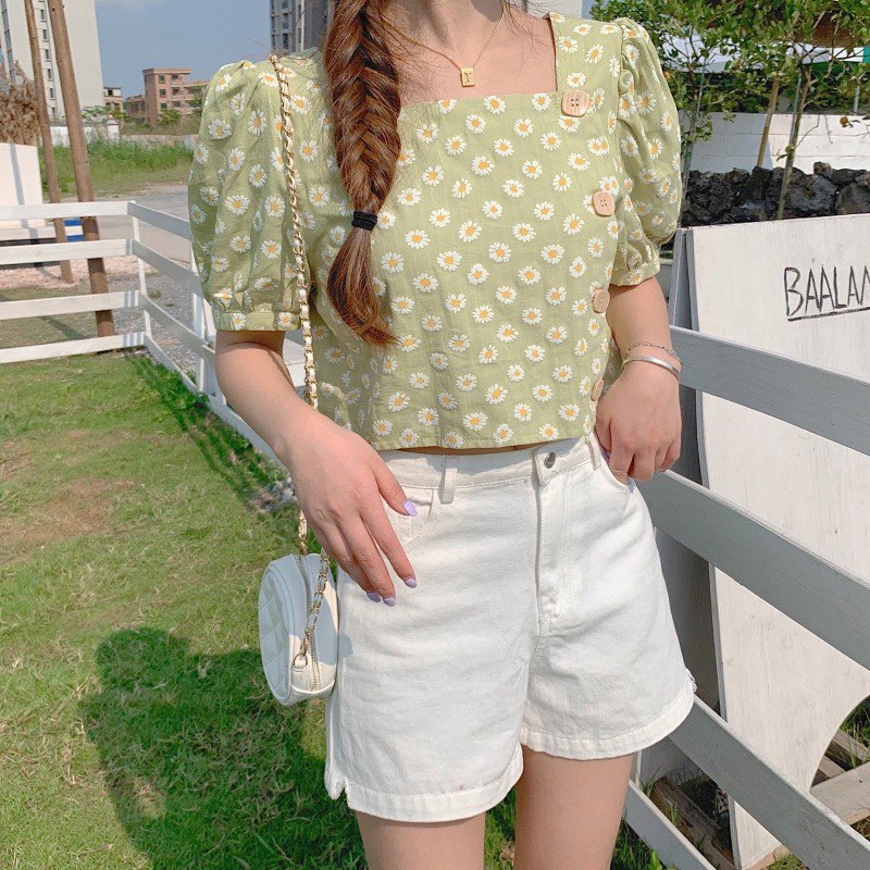 ✨yiyang >>> 【店铺链接传送门】 店内辣妹风格服饰偏多~时下很夯的小雏菊露肩上衣、方领衬衣、百搭短裤在这里有蛮多选择,价格落在RM20+很推荐给剁手Budget不多的小资女孩。