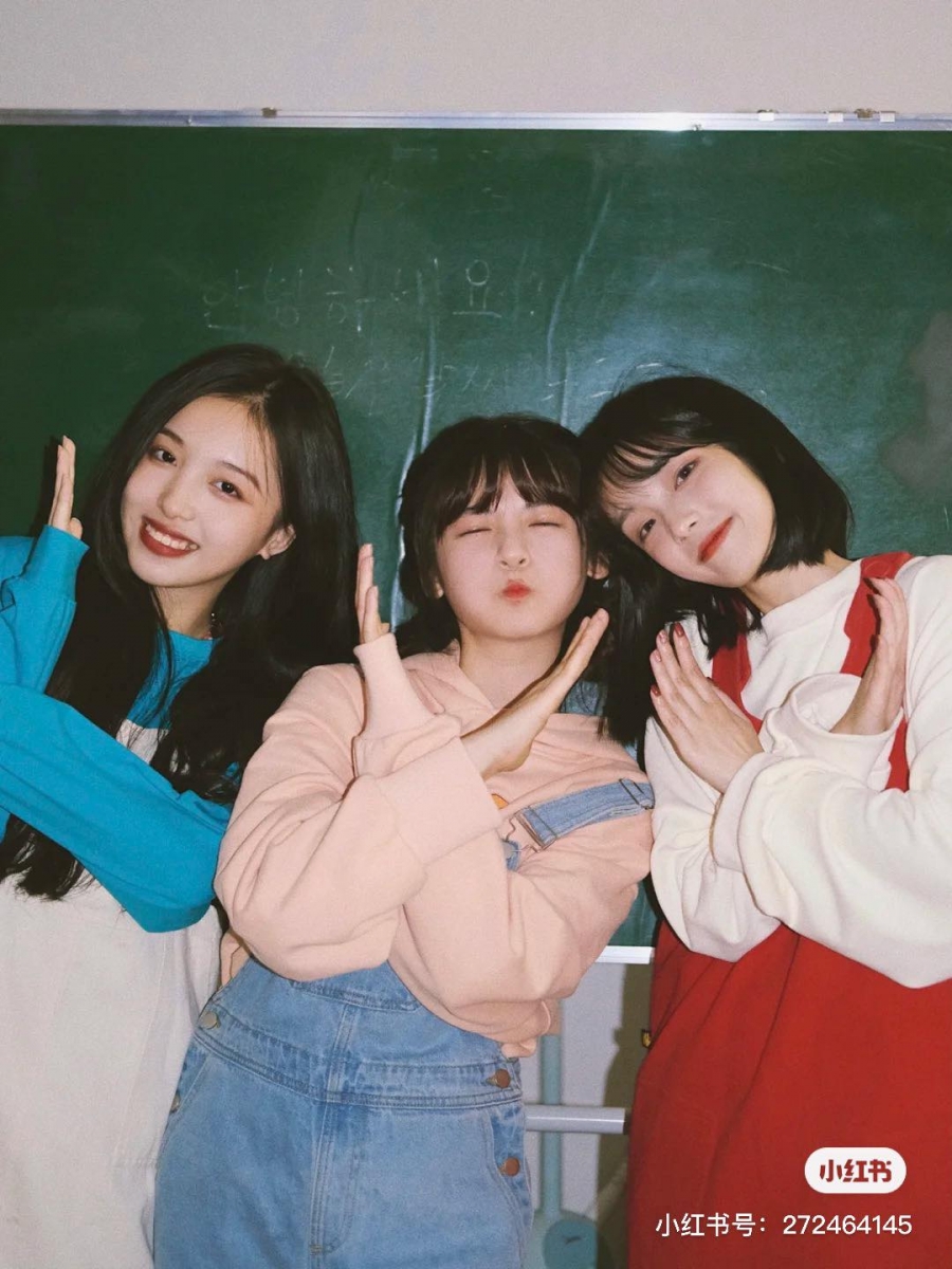 跨年、新年节庆打卡聚会拍美照专用TIPS大合集!今天除了给Girls整理出一些列担任、双人、团体多人合照POSE,还加吗分享5个让你在合照中更上镜好看的小技巧,未来在任何聚会场合拍团体大合照都能派上用场哦~