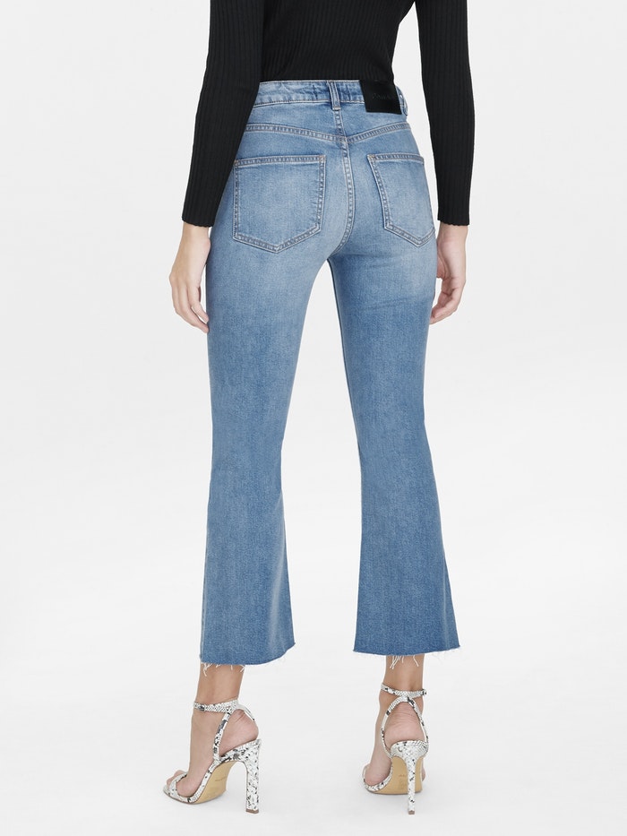 沙漏身型:肩和臀部宽度接近,腰围明显偏细、整体身材匀称颇有S曲线感。 推荐凸显身型曲线优势的: 紧身牛仔裤 >> 【点击查看购买详情】 中高腰直筒裤 >> 【点击查看购买详情】 喇叭裤 >> 【点击查看购买详情】 阔腿裤 >> 【点击查看购买详情】