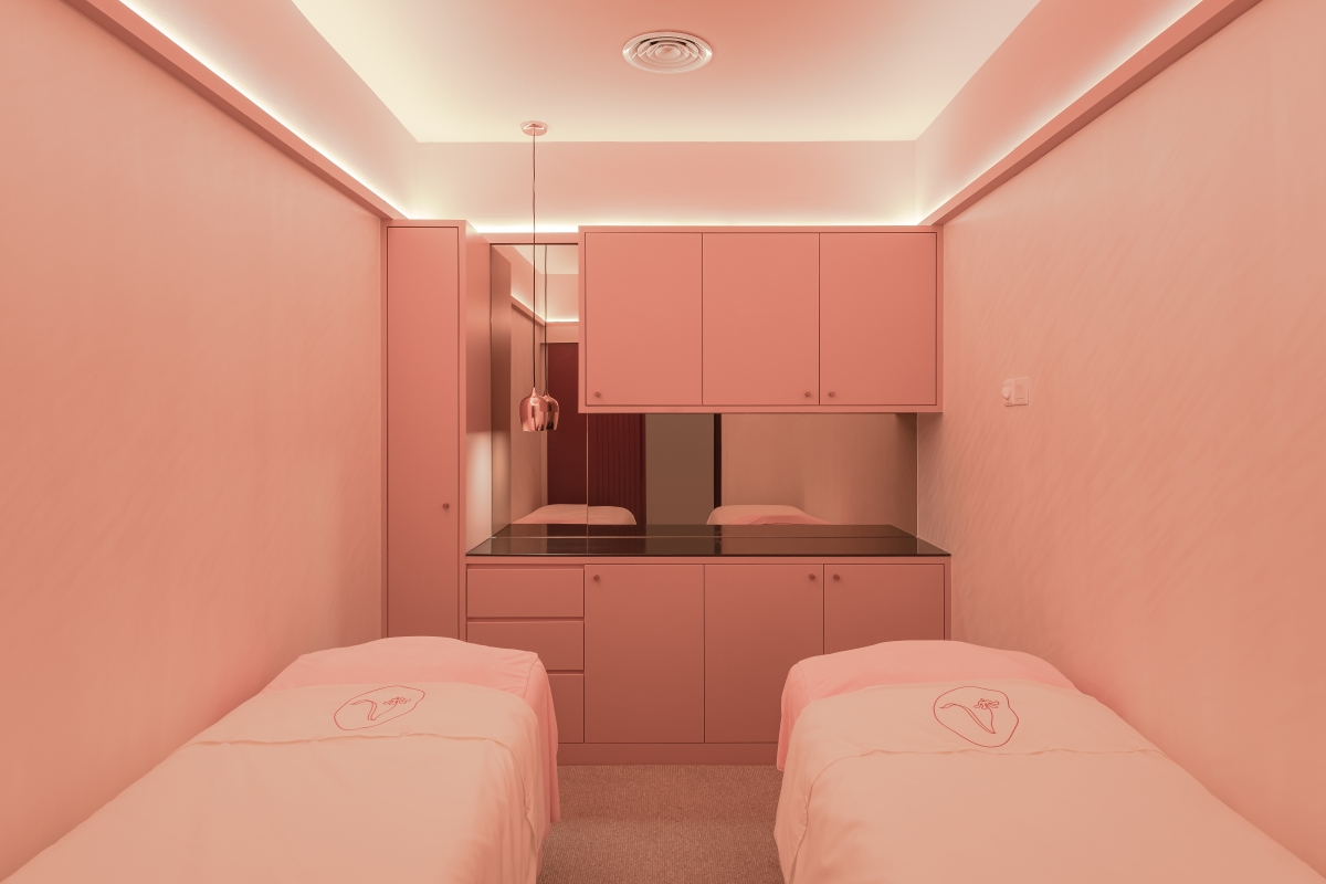 其中可晴首波推荐的Ivory Radiance Facial Treatment能有效为肌肤进行深层洁净补水;2小时的专业美容护理期间首先会进行让人身心放松的专业按摩,之后进入轻柔但净肤效果彻底的双重清洁环节。 随后专业护理师会依序为皮肤进行毛孔深层清洁和去角质,并且给平日里缺水疲劳的肌肤深度补水,有效改善肤色不均和各种日常易出现的肌肤问题。疗程后即可感受肌肤由内至外焕发光彩,肤质变得和可晴一样紧致水嫩、超光滑!