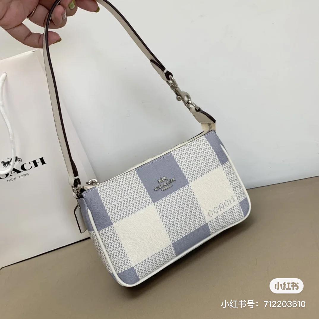 据知这款COACH蓝白格包包换算马币原价只售RM300+,但由于是年底节日限定款、加上目前人气暴涨非常抢手,国外很多Outlet已经售罄。感兴趣的女生不妨前往COACH门市或官网,或找找正品代购咨询~
