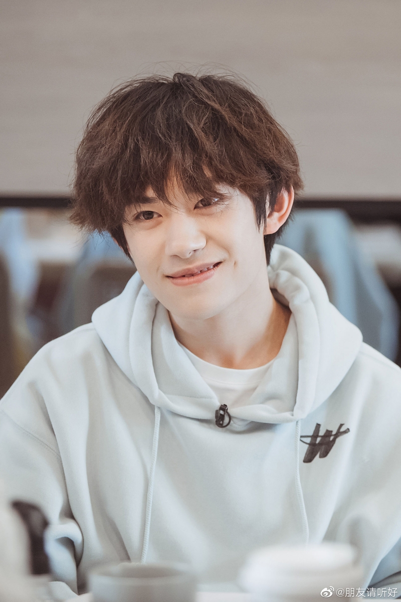 TOP 4 ：易烊千玺（撩人指数 93.09） 「说春雨温柔的人，那你一定没见过千玺的眼神；说夏夜深邃的人，你一定没见过千玺的双眸；说秋月明朗的人，你一定没见过千玺的笑容。」虽说是娜姐谢娜给易烊千玺送上的抄诗生日祝福（笑）但被网民们齐声大赞“描述得好中肯”呢～无论是跳舞的四字弟弟、演戏的四字弟弟，撩人指数都破表啊～