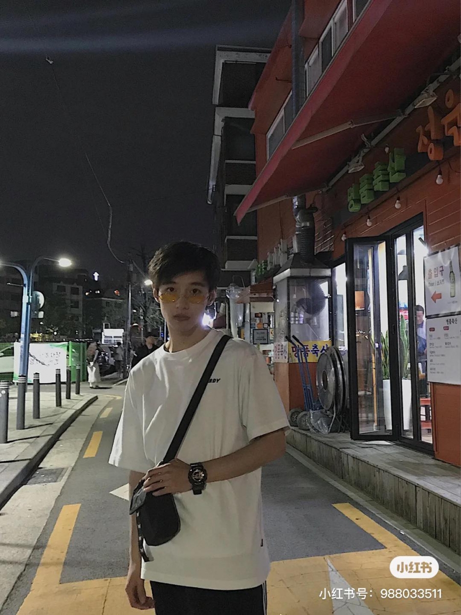 另一位在小红书和抖音上爆红的初一数学老师李江涛,帅气长相吸引了超多人报班他的长假期网课~而且李老师还是个爱猫男孩,人设超加分啊!