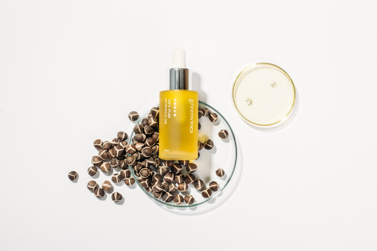 ✨ STEP 2 | 再补油 完成水相保养后，建议选择成分单纯，不含水和人工合成成分、无添加香精/色素的「精华油」，作为脸部保养步骤的最有一道，为肌肤锁水！ 这边美编推荐的「油相保养」好物是TA ➡️ 绿藤生机 「奇迹辣木油」