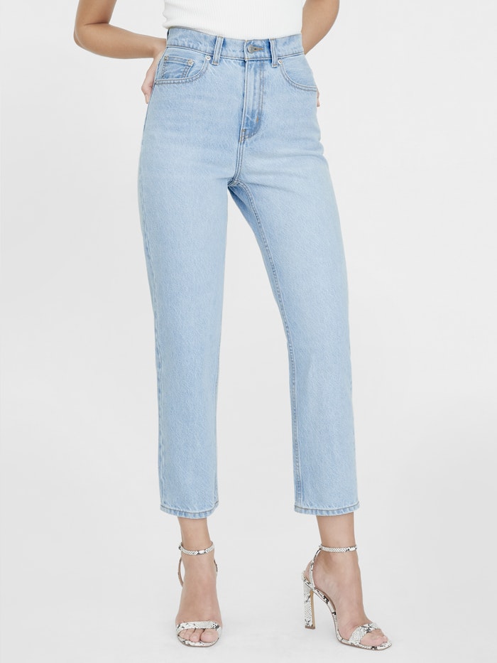 沙漏身型:肩和臀部宽度接近,腰围明显偏细、整体身材匀称颇有S曲线感。 推荐凸显身型曲线优势的: 紧身牛仔裤 >> 【点击查看购买详情】 中高腰直筒裤 >> 【点击查看购买详情】 喇叭裤 >> 【点击查看购买详情】 阔腿裤 >> 【点击查看购买详情】