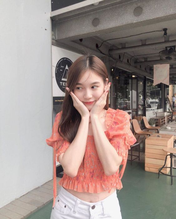 毛孔粗大导致上妆后显得妆面粗糙，买了昂贵的粉底液却总是觉得妆效不理想？这部分很大程度上和「妆前打底」有关～选对一款妆前乳更能明显优化妆面效果哟！