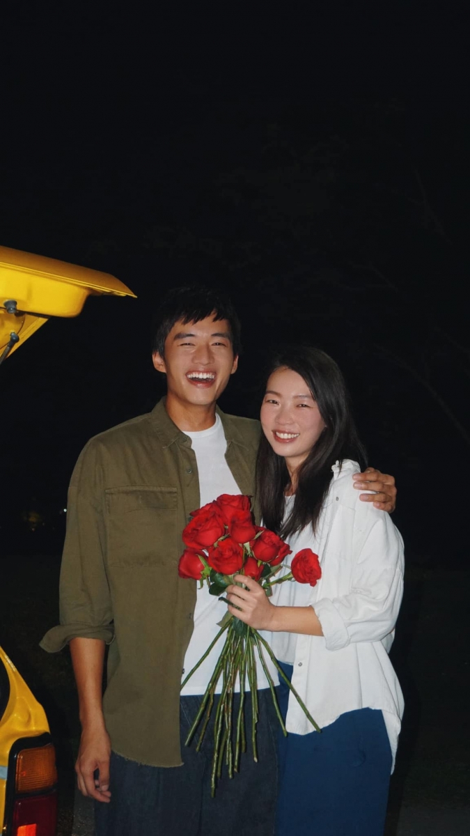 大马娱乐圈添喜讯！交往四年的阿哲陳澤耀和Mei Sim雲鎂鑫稍早前宣布喜讯，相差四年姐弟恋开花结果、阿哲在俩人拍拖纪念日这天求婚成功啦！?