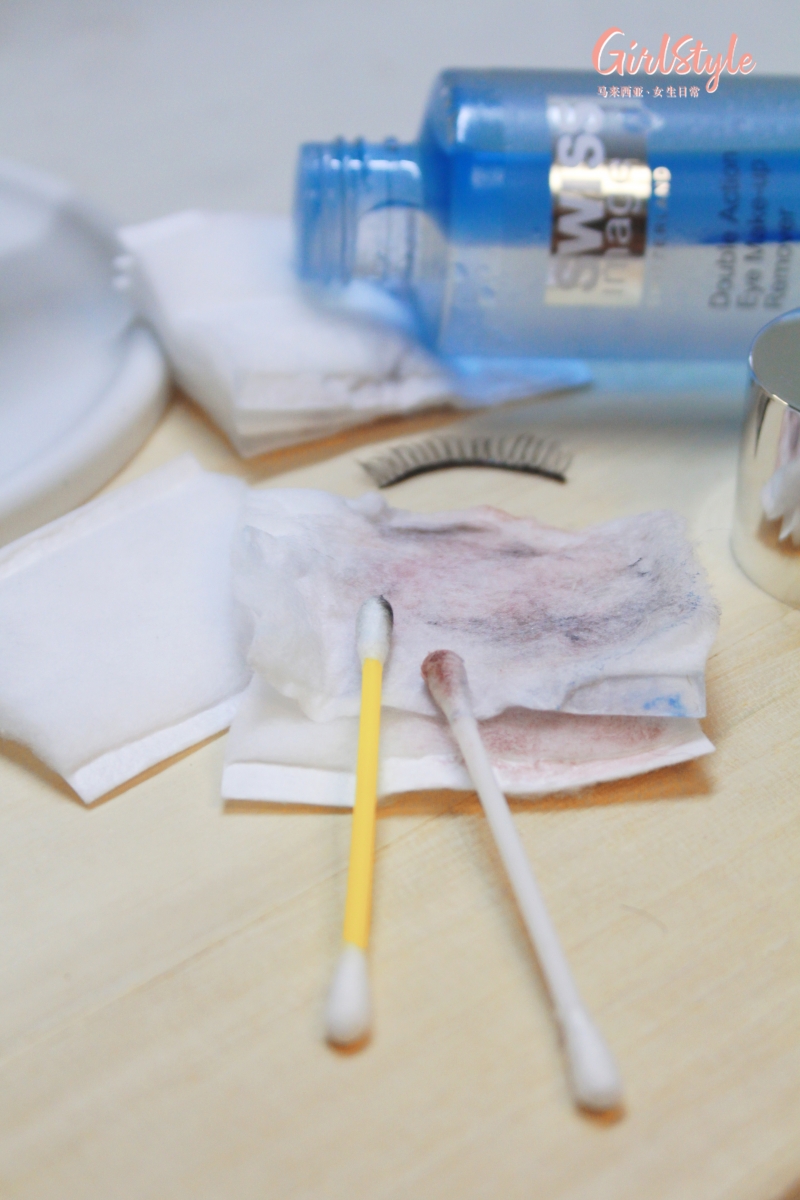 # 正确卸除眼妆步骤 1、先把水油分离的眼妆卸除液摇均匀,之后充分浸湿化妆棉。 2、敷在眼睛上30秒左右,等它充分溶解掉眼妆后再轻轻擦拭。如果眼妆比较浓的话可以再重复一遍~ 3、到这边为止还没结束哟~防水防油的眼线和睫毛膏还会有残留,所以要记得将用卸妆产品打湿的化妆棉折成小角、或用棉签沾取卸妆液,轻轻擦拭掉残留的内眼线、清洁上下睫毛根部和内外眼角。