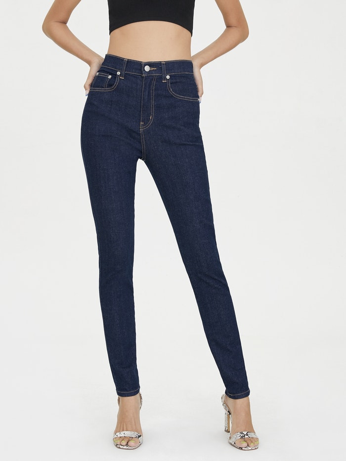 长方形身型:瘦身版+胸围小,整体身型比较扁平形较没有太明显曲线。 建议挑选修饰腰臀不明显、凸显细长腿型的: 高腰阔腿裤 >> 【点击查看购买详情】 高腰直筒裤 >> 【点击查看购买详情】 紧身牛仔裤 >> 【点击查看购买详情】