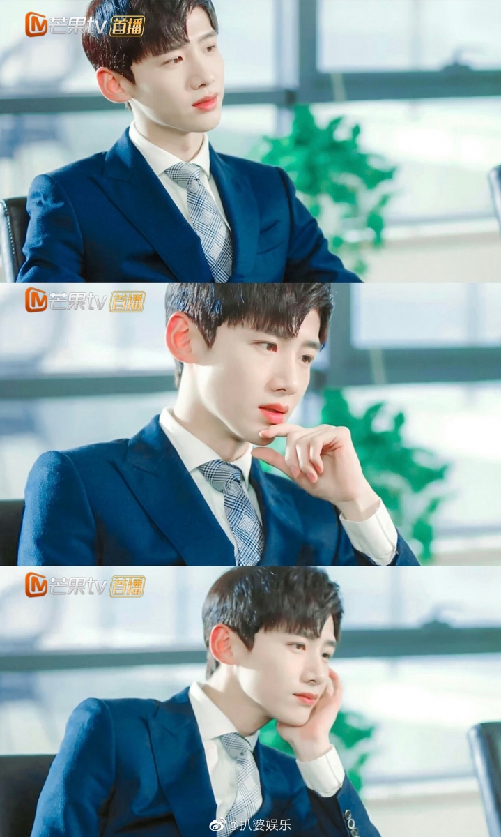 12月必追 #5:《与晨同光》 「白白」白敬亭压了2年的《与晨同光》(原名:初晨是我故意忘记你)终于播出了!剧中他饰演的「李洛书」自小失去亲人,因故被失去了儿子的黎家母亲当成了黎初晨,自愿代替逝去的好友初晨照顾黎家并默默守护“姐姐”黎初遥。在最灰暗无助的日子里他们相互扶持,初遥也终于认清自己的心与一直陪伴在自己身边的李洛书相爱;却不承想二人终是逃不过责任的束缚无奈分开… 白白在该剧开篇时非常带感的「双面人设」超圈粉!姐姐面前时乖巧弟弟小奶狗,回到职场穿上西装秒变商业精英CEO,少年感和霸气总裁感都轻松Hold住!据知这部的原著故事超虐(哭)wuli美强惨李洛书的结局希望不要「注孤生」啊 ?