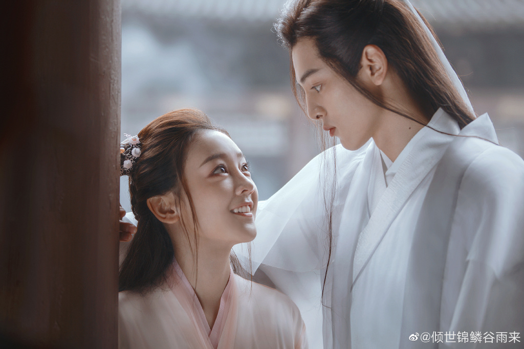 《倾世锦麟谷雨来》| 何花、王润泽 古装仙侠剧《倾世锦鳞谷雨来》开播即在豆瓣上收获破7分好评,「人龙恋」故事、人物角色和整体服化道呈现都很吸引眼球! 故事讲述龙族二皇子宁修睿为救助民间旱灾幻化成人形来到人间,期间将身上的龙族至宝逆鳞交给渔村少女锦儿缓解旱情,殊不知回到渔村发现逆鳞与锦儿一并消失!因结界和失去逆鳞无法归海的宁修睿只能孤独流落人间,五百年后成为大学士的他察觉逆鳞现世,与占有者苏音音之间开展了充满奇遇与冒险的浪漫甜虐「人龙恋」~
