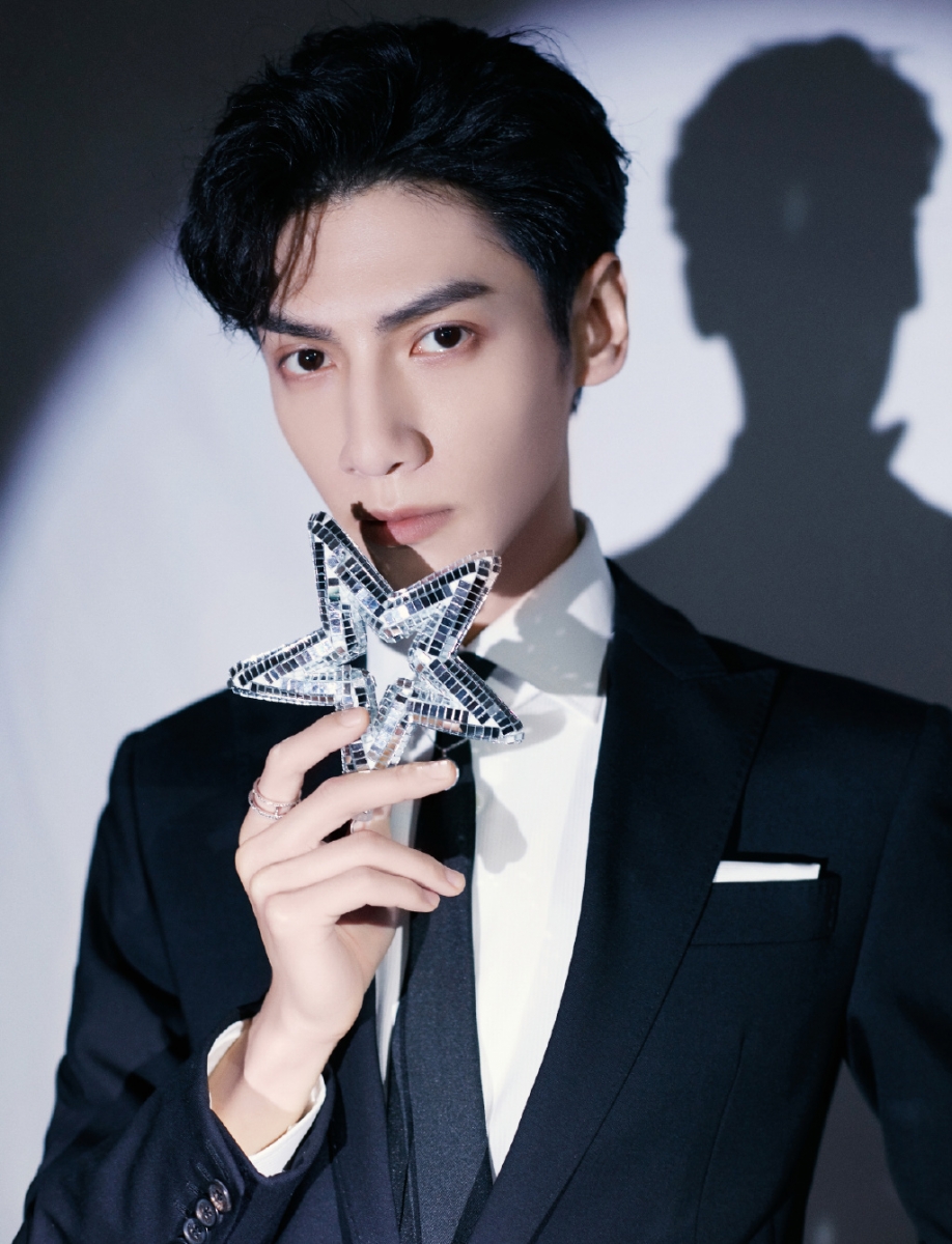 《腾讯星光大赏》年度最具人气男、女演员 罗云熙(代表作品:月上重火) 迪丽热巴(代表作品:三生三世枕上书)