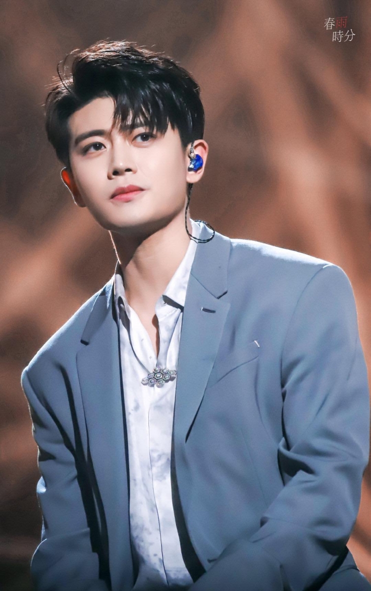 年度魅力演员 任嘉伦(2020代表作品:锦衣之下、秋蝉、暮白首) 黄景瑜(2020代表作品:幸福触手可及、在一起、青春创世纪)