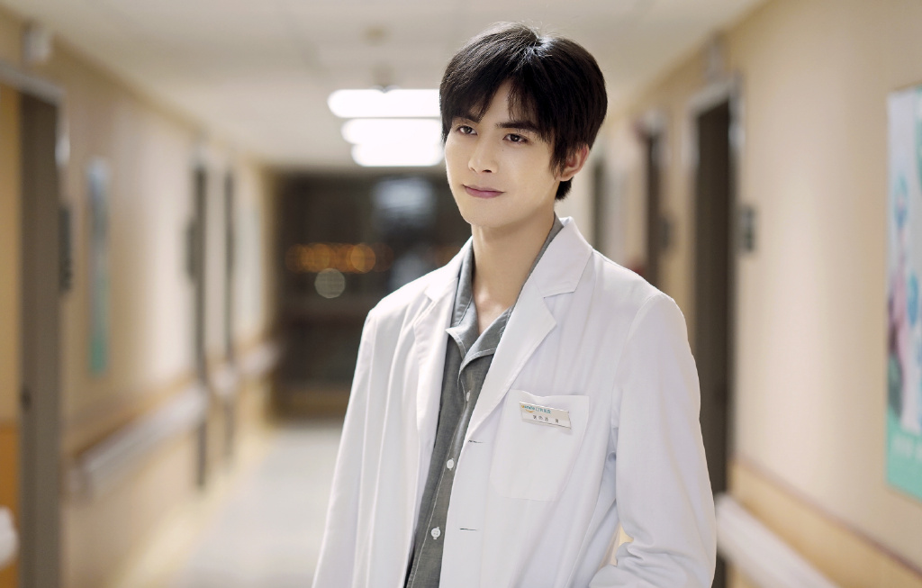 Top 8 :宋威龙 2020霸屏新晋男神宋威龙在《下一站是幸福》、《以家人之名》中都交出很棒成绩单!近日他和井柏然领衔主演的双男主《张公案》释出了先导预告和剧照; 俩人在剧中一官一民联手发掘诡案真相,整体画风、剪辑和服化道质感特别有大电影Feel~期待明年继续被这位未来可期的99年生大男孩霸屏啊!