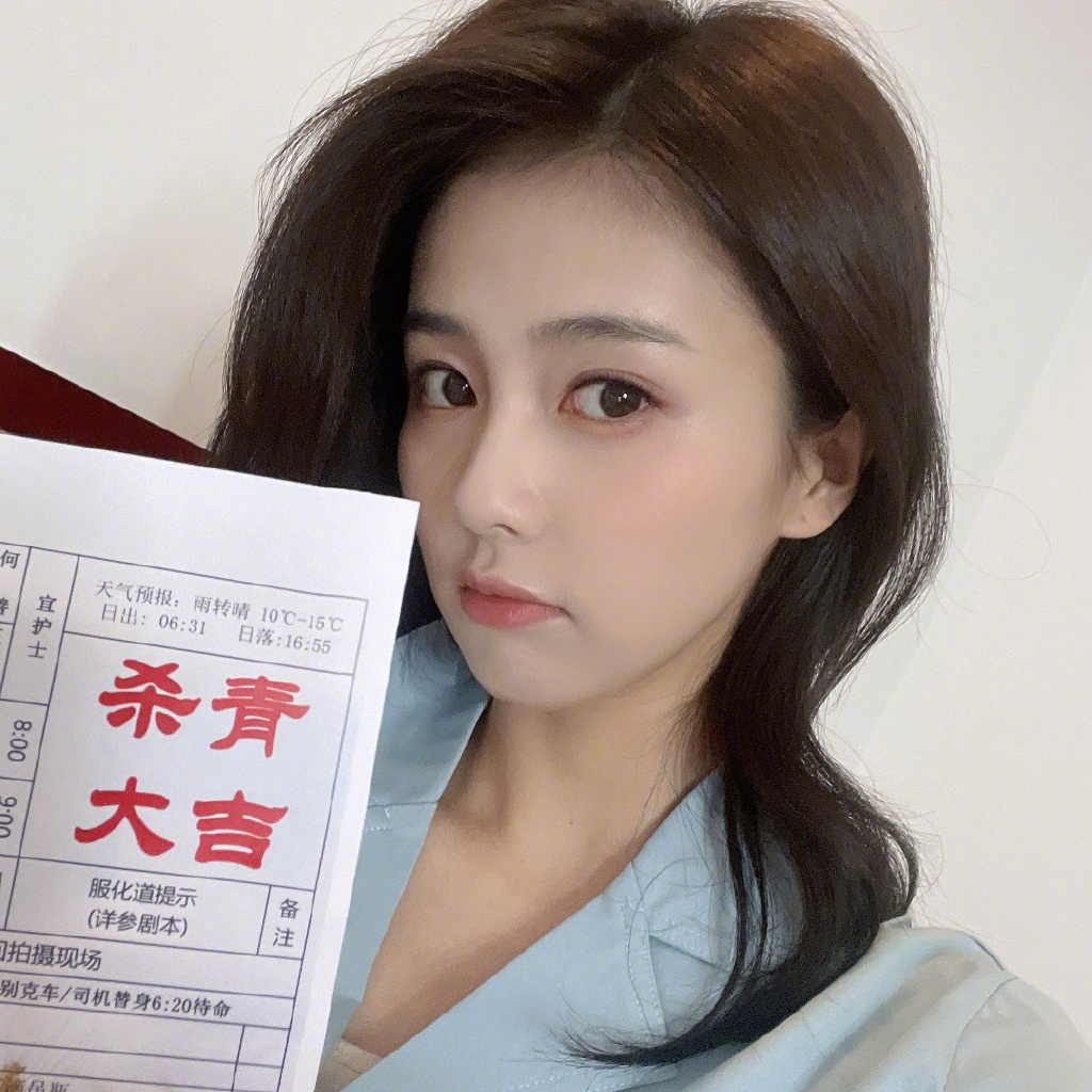 Tips 5 :保湿抗初老不能少 女演员平日里带妆时间比一般女性更长、加上熬夜拍夜戏作息不规律,都特别容易导致肌肤闹情绪、毛孔变粗和细纹增生;因此白鹿护肤方面很注重保湿、抗初老。 属于混合中性肌肤的她会选择保湿效果好、温和且质地清爽的面霜和精华,睡前补水面膜当然也不能少,让肌肤无论是带妆还是素颜状态都看起来超级好。