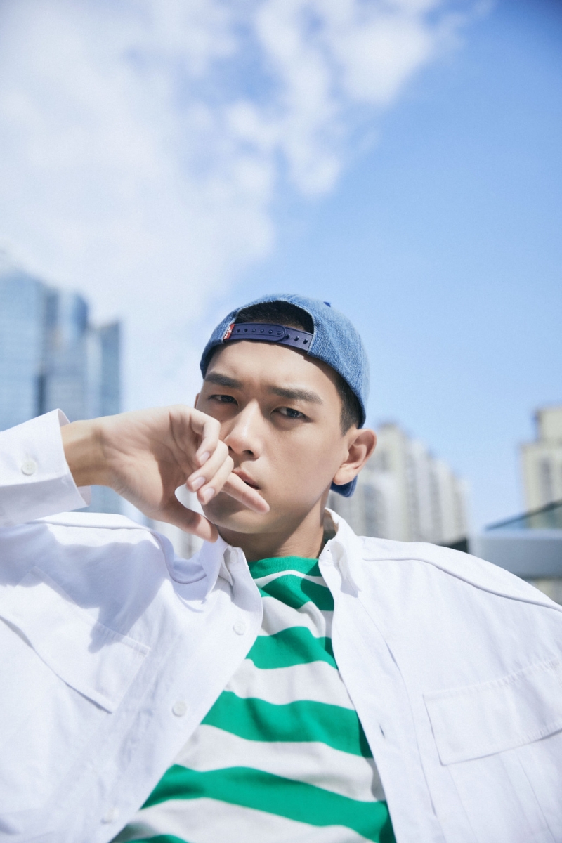 Top 4 :李现 去年《亲爱的,热爱的》霸屏暑假档大火,至今男主角李现的人气依然极高!今年他主要的作品都助攻电影部分,不久前和陈立农主演的古装奇幻电影《赤狐书生》已经在中国上映~ 目前现男友的未播作品大小荧屏都有,其中包括电影《恋曲1980》、《古董局中局》,以及年代史诗电视剧《人生若如初见》;看来2021又会是被男神李现霸屏的一年啊!?