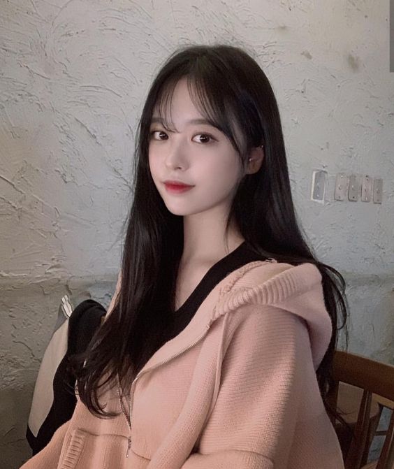 变丑坏习惯 4 :睡前喝水 喝水固然重要,但睡前1-2小时多喝水不但不会帮助变美变健康,反而会有身体和脸部水肿问题、水肿型眼袋找上门!身体比较好或年纪比较轻的女生,代谢能力好水肿很容易消下去,但还是要避免长时间睡前喝很多水哟~