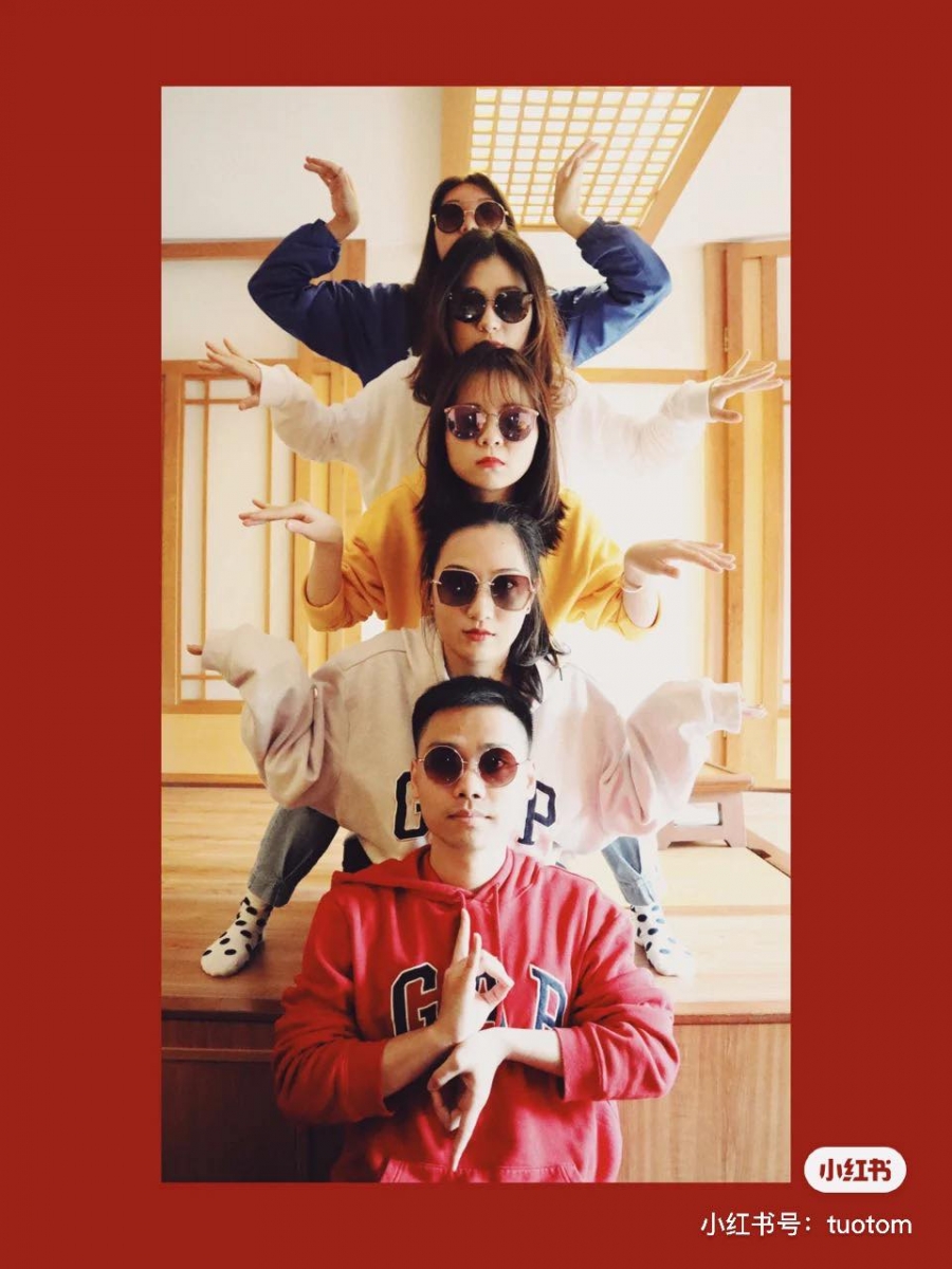 #闺蜜团拍照姿势参考:团体聚会沙雕搞怪合照少不了!拍的过程绝对捧腹大笑但镜头前绝对要记得做好表情管理啊(笑)