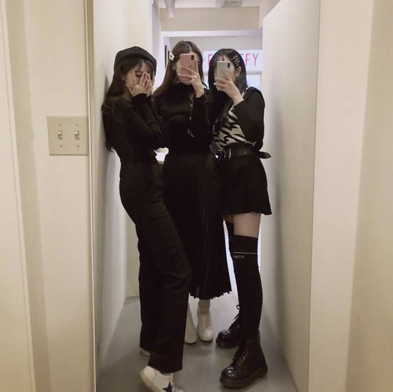 Tips 5 :站姿体态 站着拍照可以稍微挽着旁边男友或姐妹的手、侧身双腿交叉站(前面的腿不要伸出去太多避免影响拍照效果),透过站姿和小动作帮助身型体型扬长避短,拍照效果更显瘦。