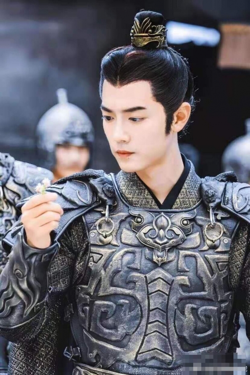 # 年度最受欢迎【人气剧集 TOP 1】：狼殿下 本届电视剧大赏冠军由《狼殿下》以超狂1亿多票数斩获！该剧在没有太多剧宣的状态下突然空降开播，而且还是一次放送全集让粉丝惊喜又惊讶，照常理来说这样的操作对收视和热度表现会有很大程度的影响，但在《狼殿下》这里完全No Worries～肖战「顶流之最」的表现真不是盖的 ? 虽然该剧后期被评有点过于玛丽苏走向，但整体剧情和服化道表现还是很到位，还没看过的朋友值得入坑一追。